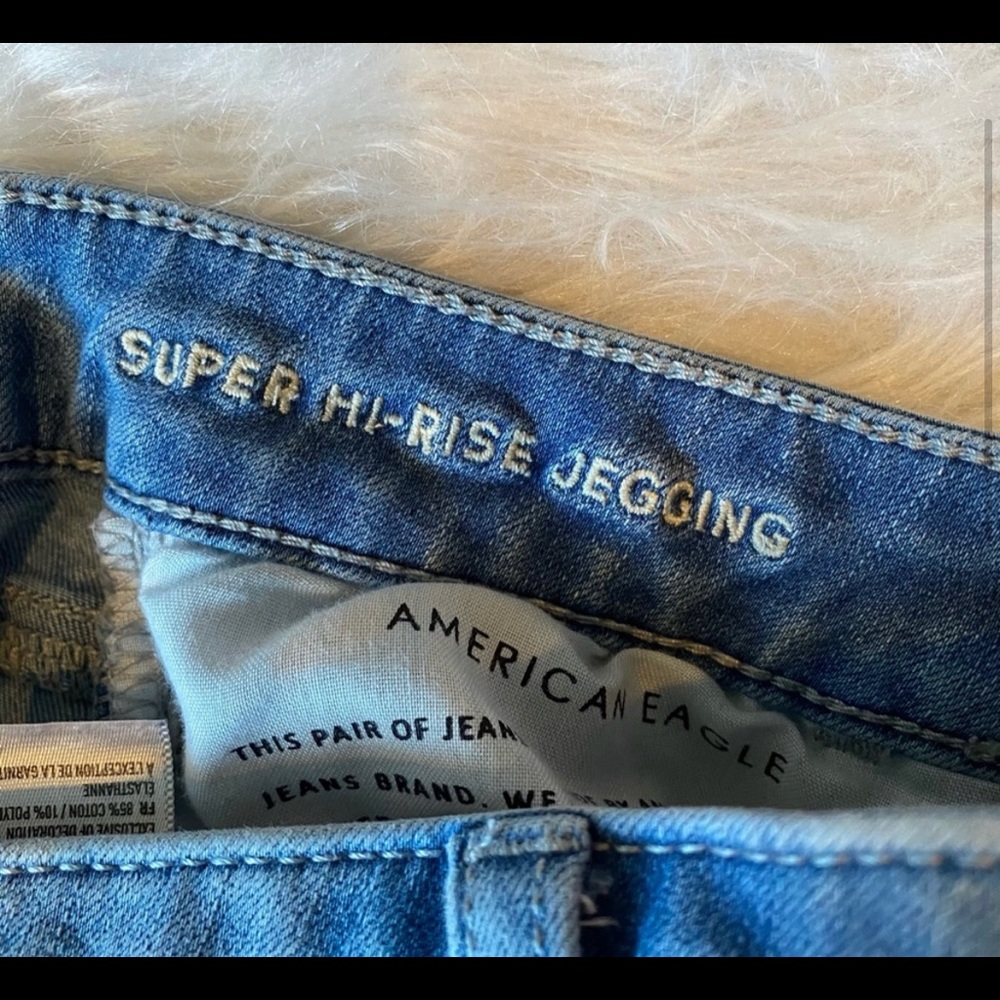 AEO Super High Rise Distressed Jeans - Picture 3 of 5
